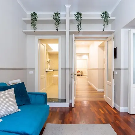 Appartamento Charming With Patio A Few Steps From Colosseum Roma